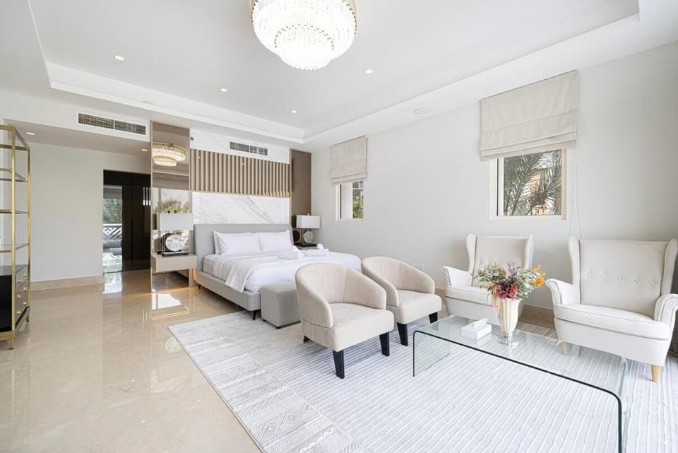 Villa with Private Pool in Palm Jumeirah Villa in Dubai