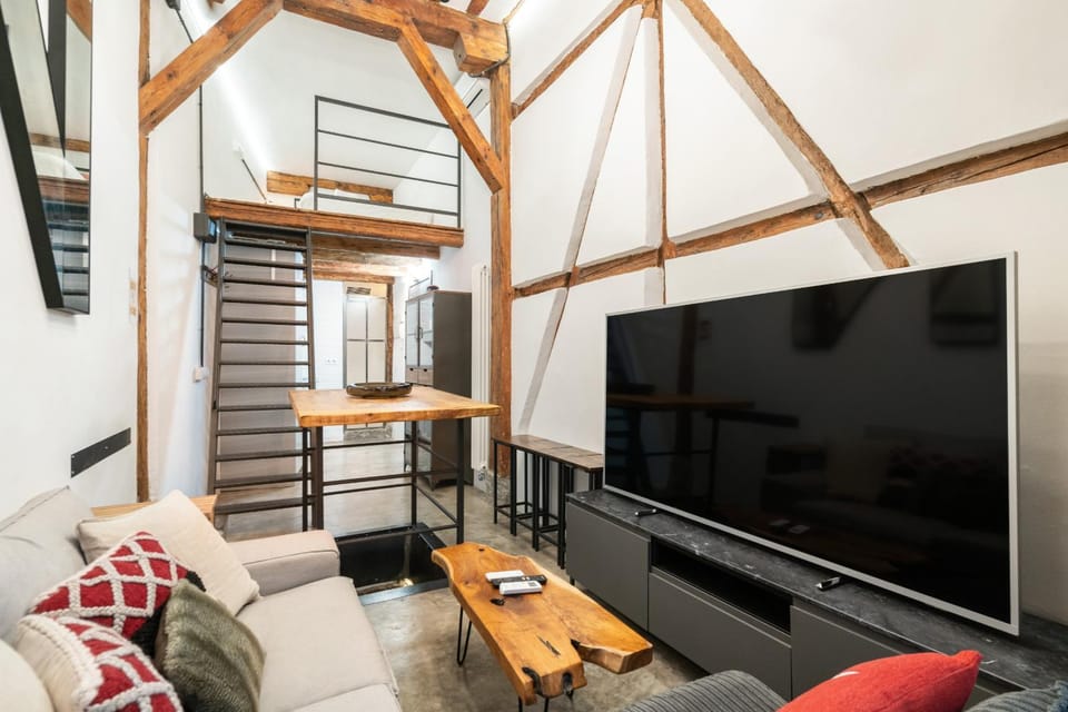 apartamento industrial con 3 alturas en pleno centro de ALQUILER TEMPORAL Apartment in Centro