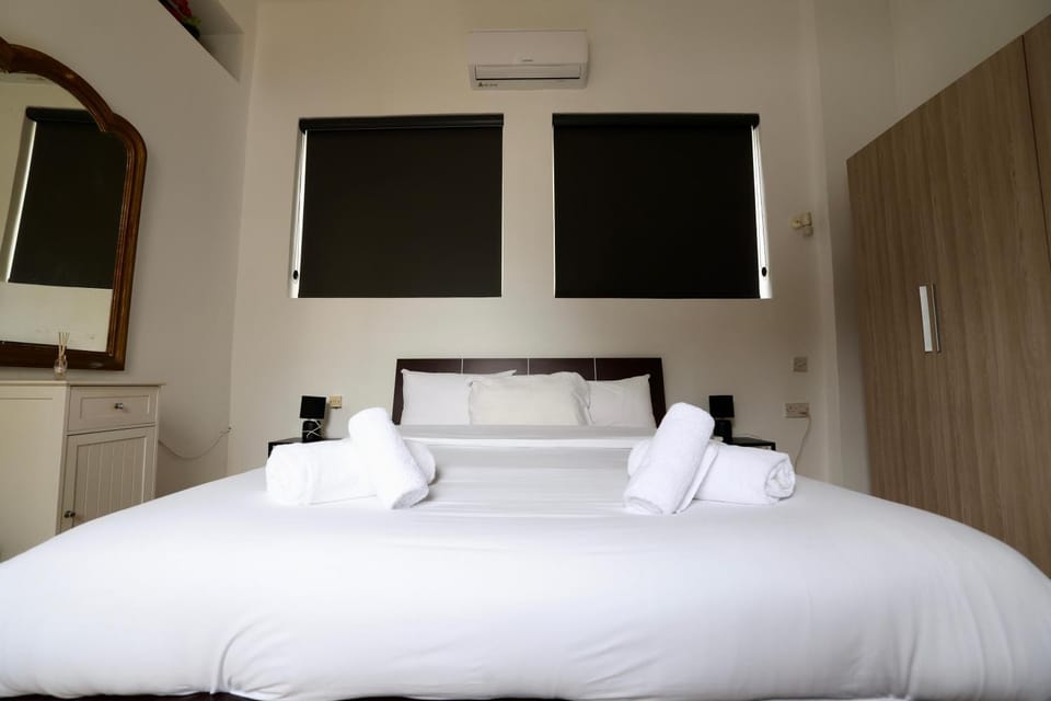 Photo of the whole room, Bedroom, air conditioner