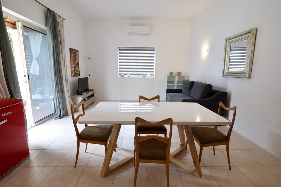 Living room, Seating area, Dining area, air conditioner