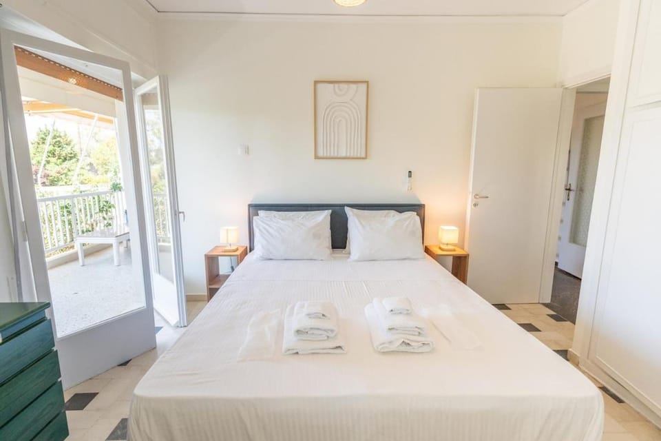 Bed, Photo of the whole room, Bedroom, towels
