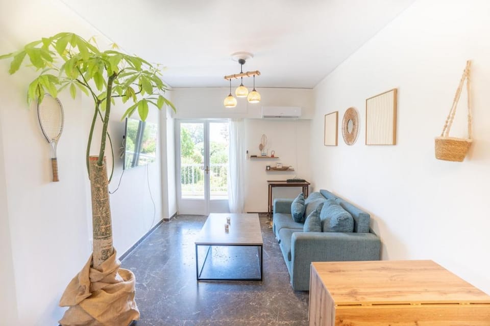 Natural landscape, TV and multimedia, Living room, Decorative detail, Seating area, Dining area