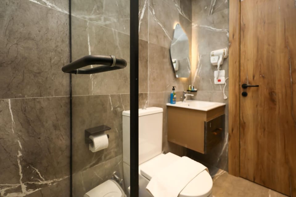 Shower, Toilet, Bathroom, towels