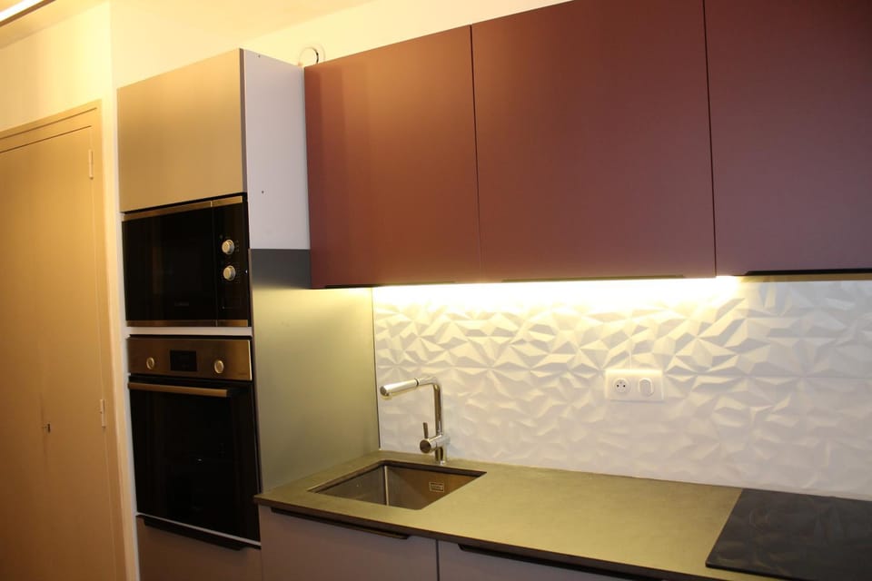Kitchen or kitchenette, microwave, oven, stove