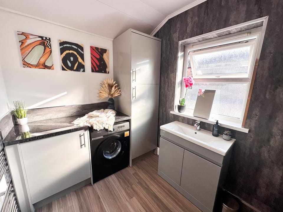 Spacious 3 Bedroom City Center Flat in Derby with Parking Apartment in Derby