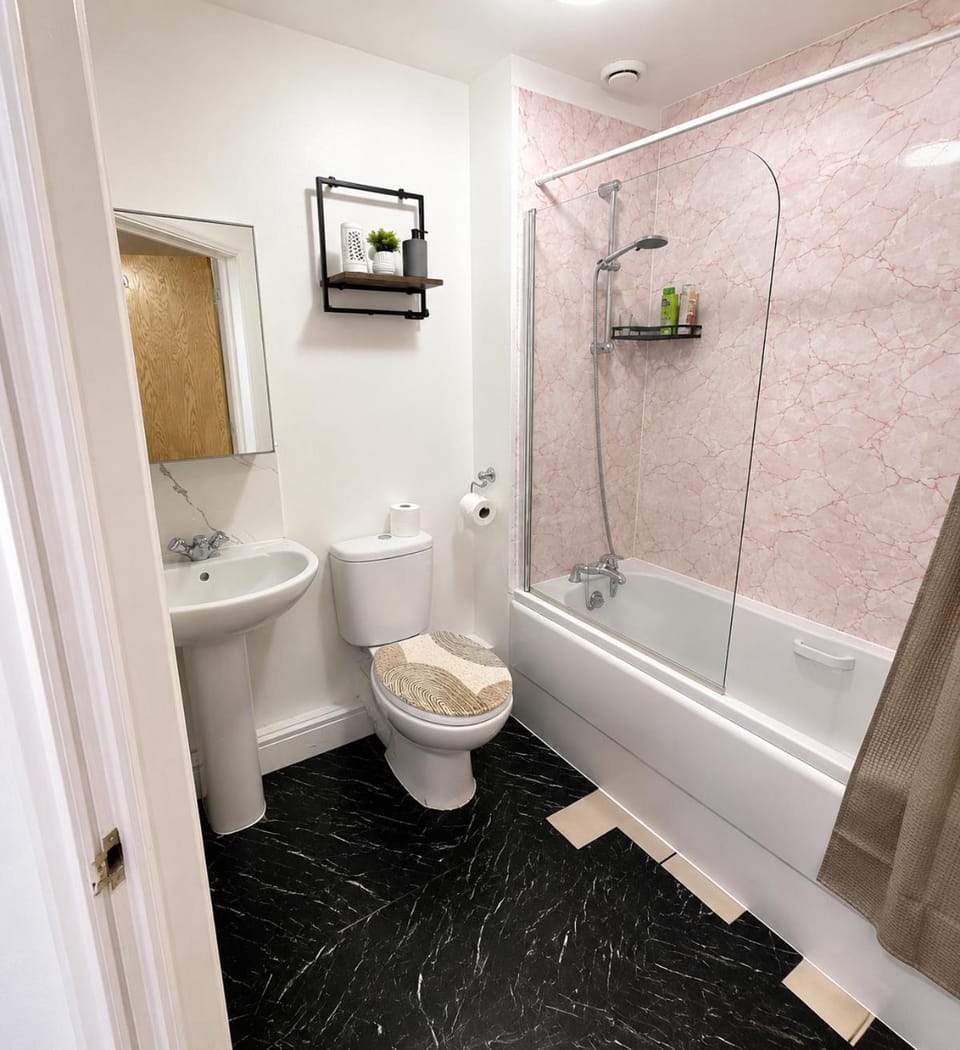 Shower, Toilet, Bathroom, Bath, bidet, towels