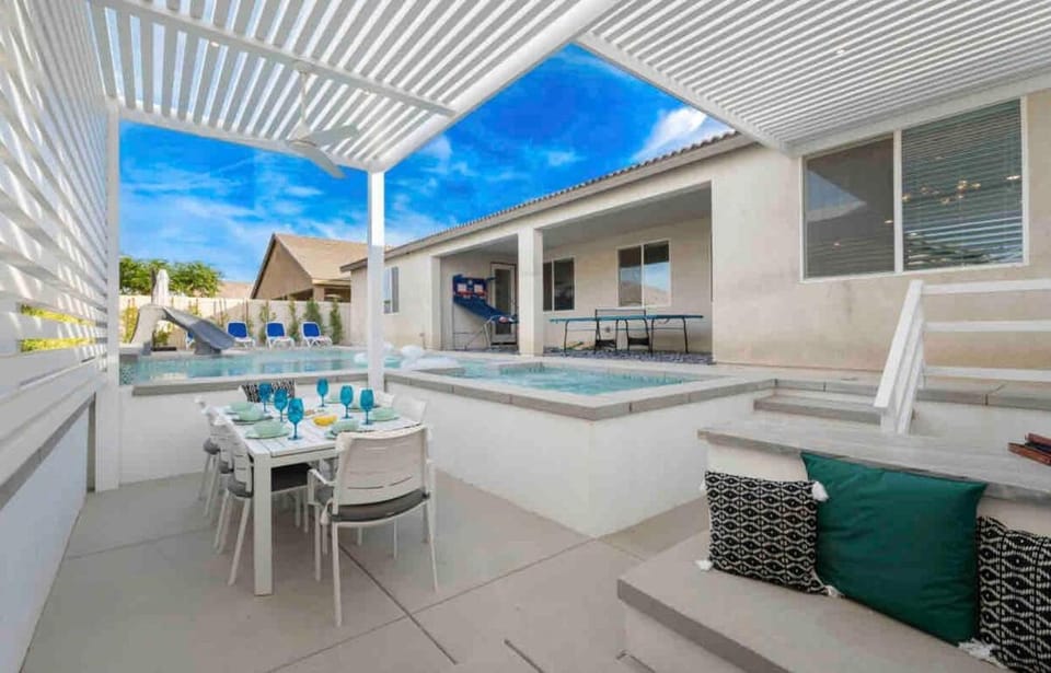 Huge Heated Pool, Pool Slide, Spa, Fire Pit, Games House in Indio