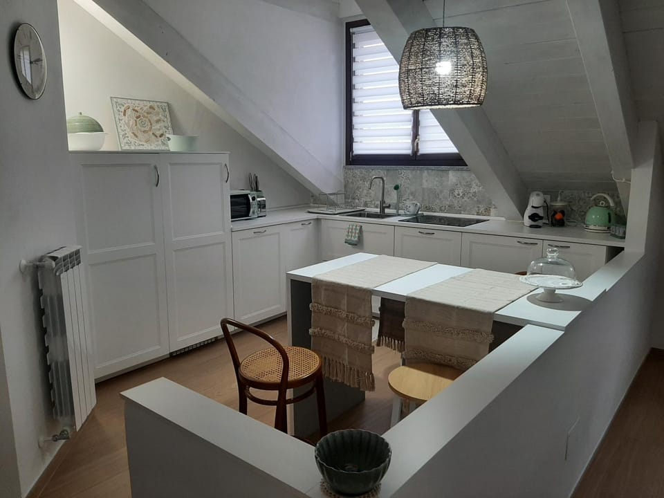 Kitchen or kitchenette, Dining area