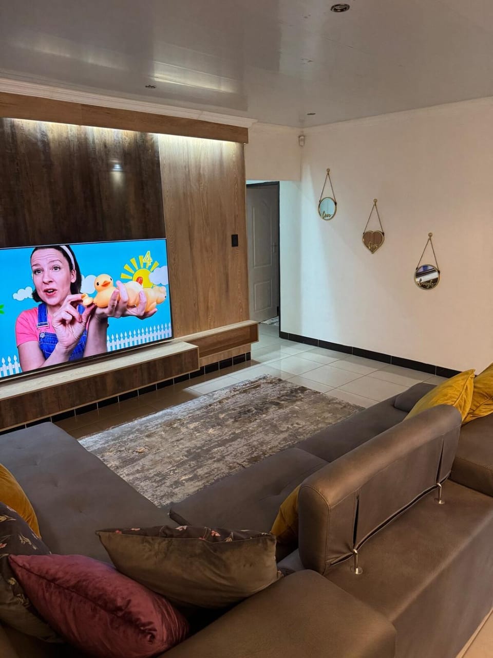 Communal lounge/ TV room, TV and multimedia, Living room, Seating area, Evening entertainment