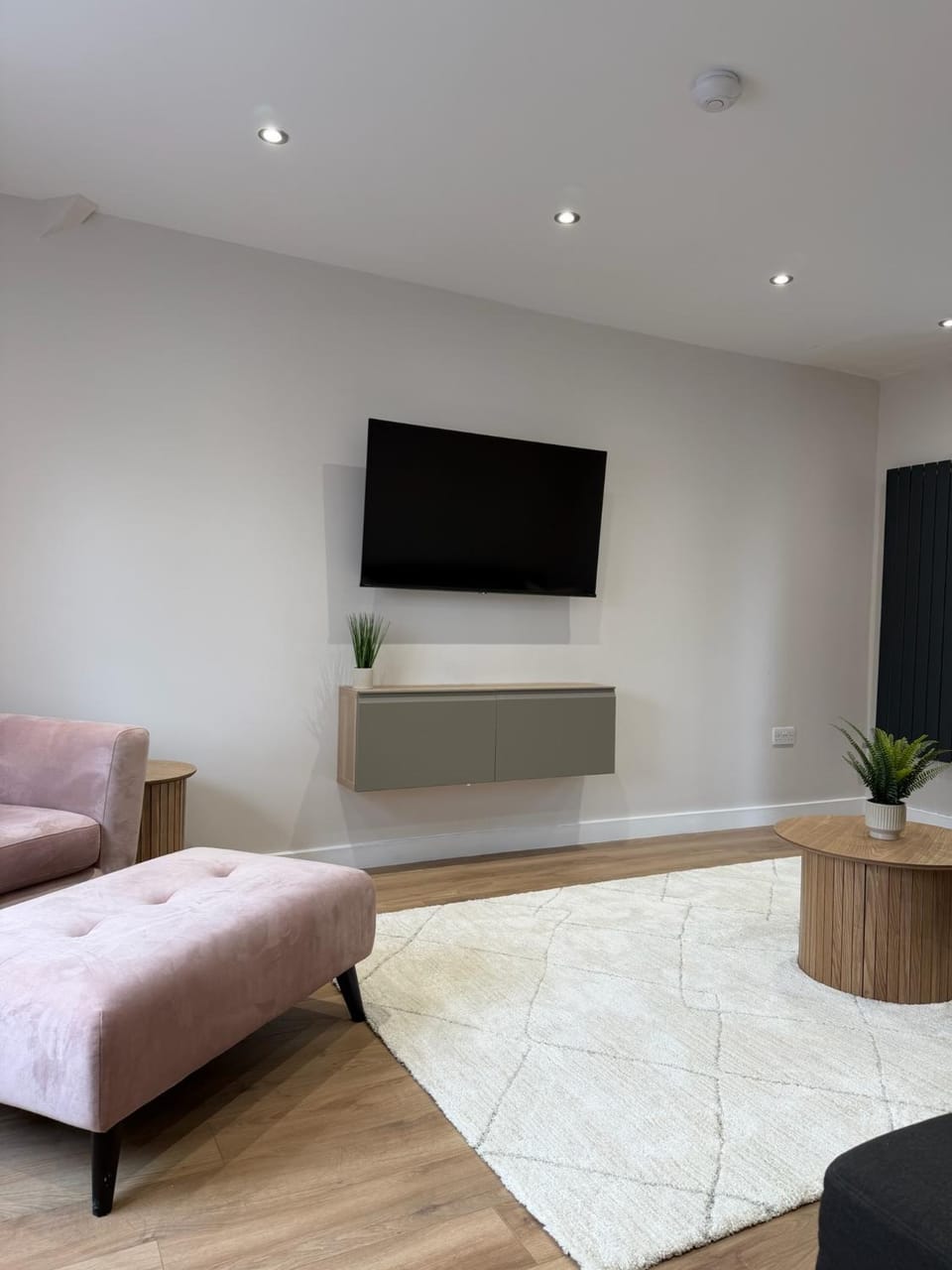 Communal lounge/ TV room, TV and multimedia, Living room, Seating area, Evening entertainment