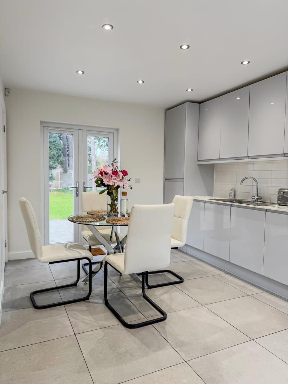 Kitchen or kitchenette, Dining area