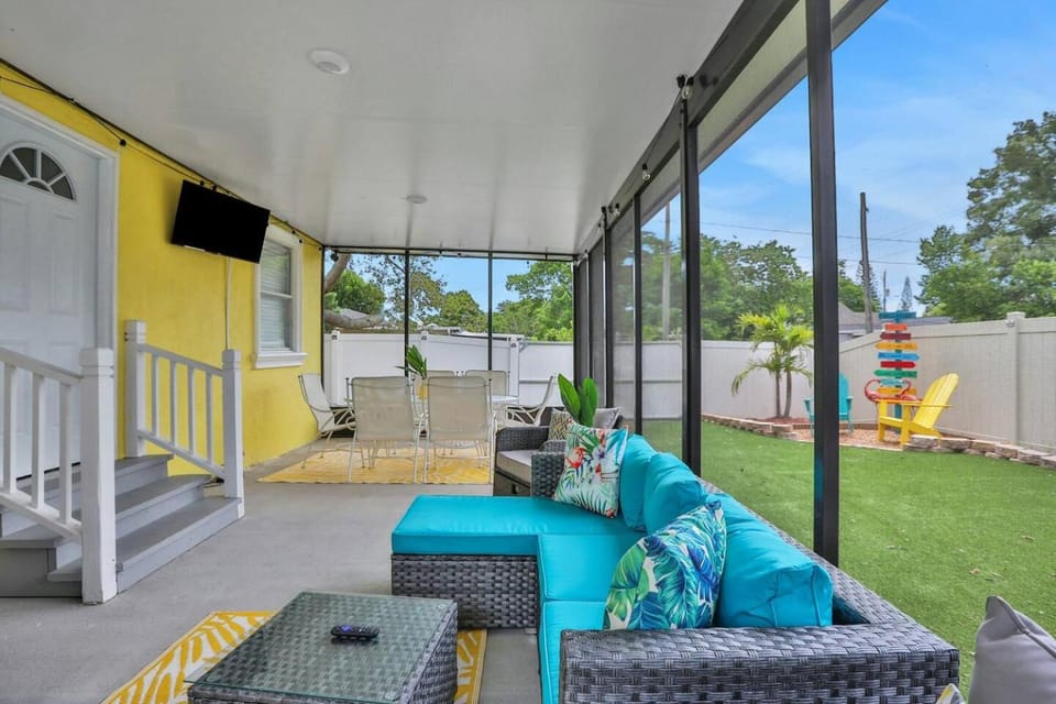 Patio, Garden, TV and multimedia, Seating area