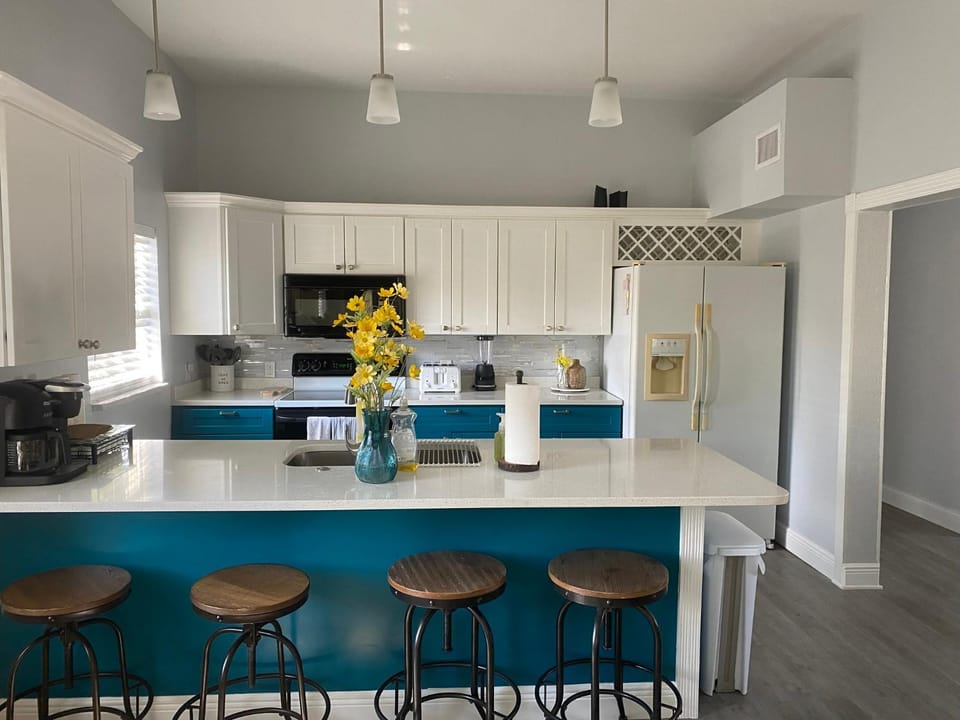 Coffee/tea facilities, Seating area, microwave, oven, stove, kitchen
