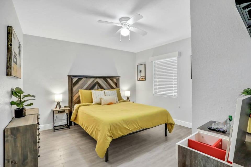 Bed, TV and multimedia, Bedroom