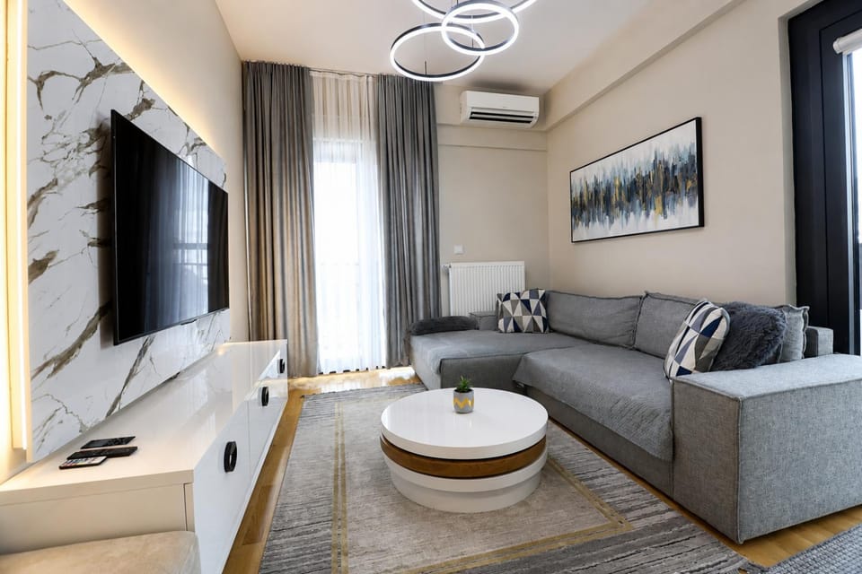 Communal lounge/ TV room, TV and multimedia, Living room, Seating area, Evening entertainment, air conditioner
