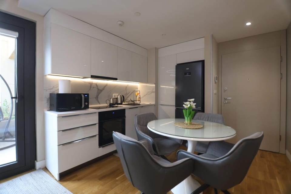 Coffee/tea facilities, Kitchen or kitchenette, Dining area, minibar, oven, pet friendly, stove, toaster