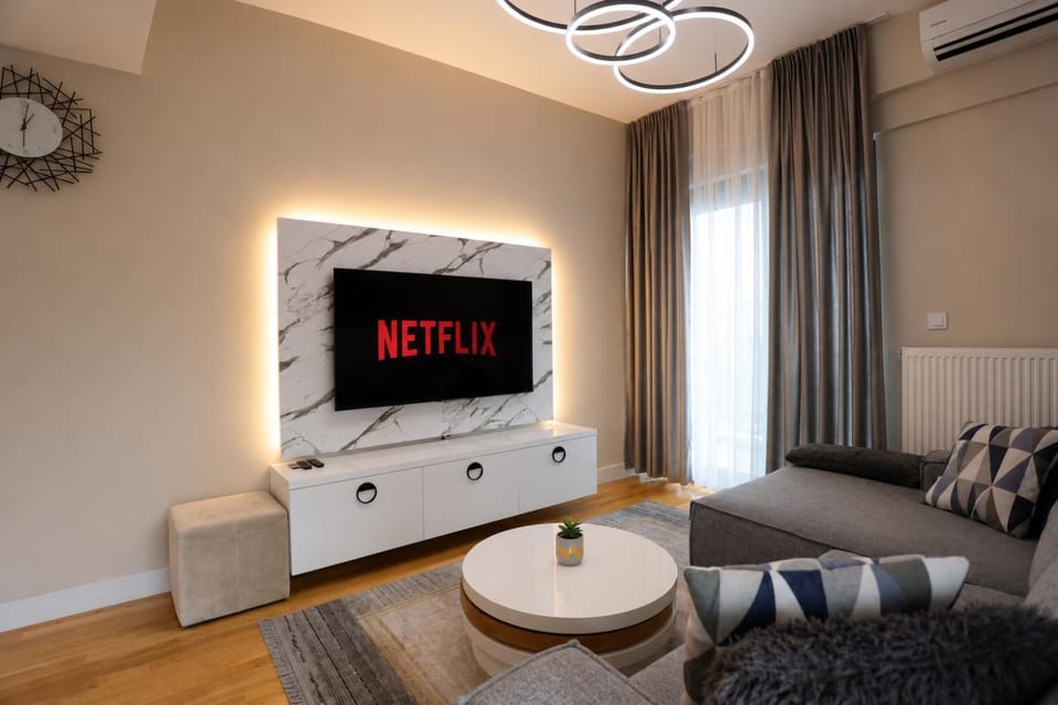 Communal lounge/ TV room, TV and multimedia, Living room, Seating area, Evening entertainment, internet, air conditioner