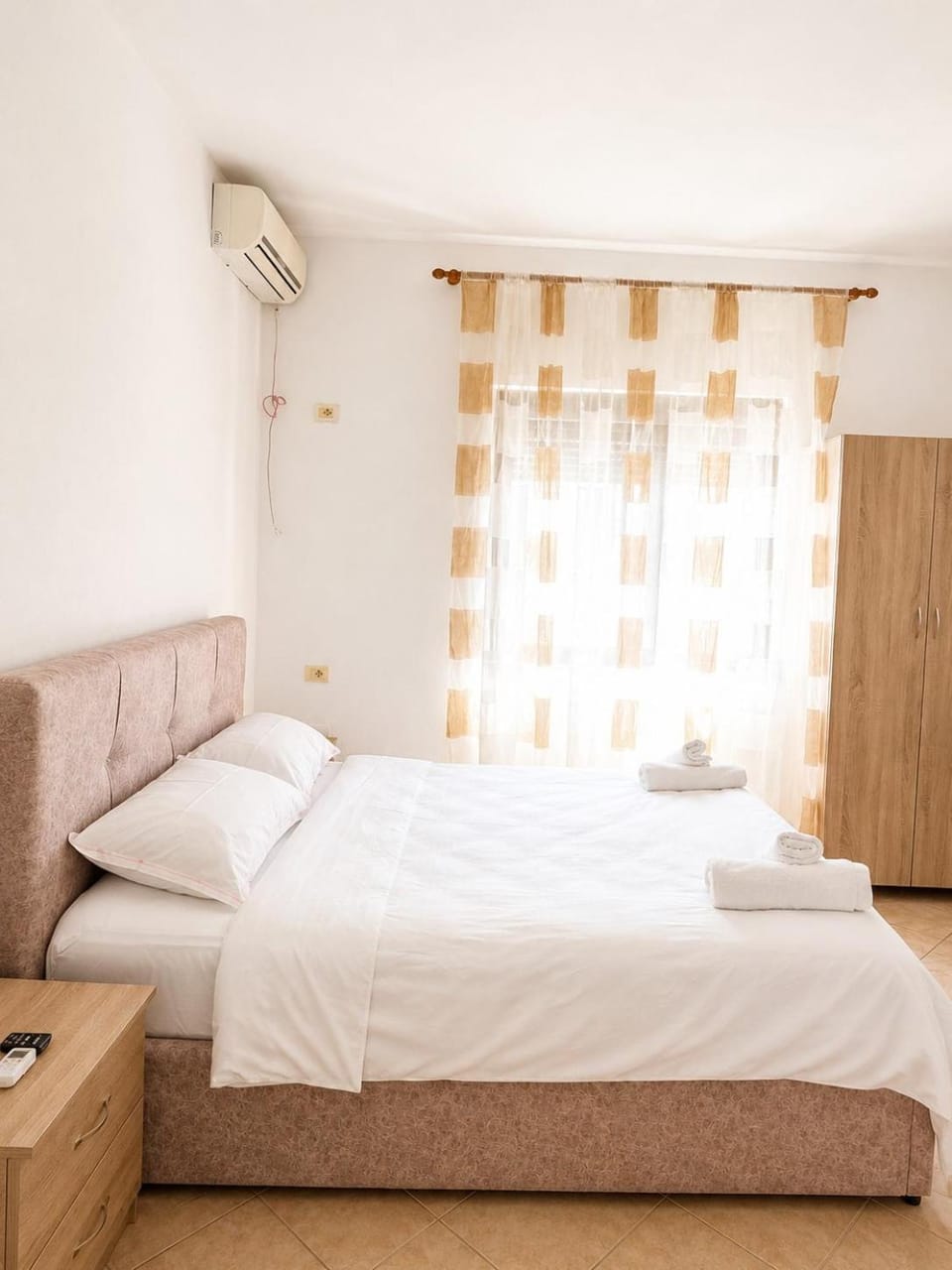Bed, Photo of the whole room, Bedroom, air conditioner