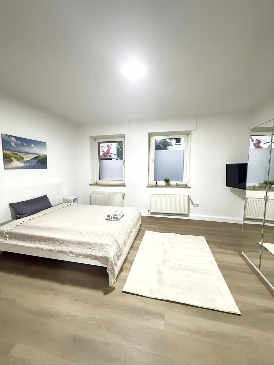 Bed, TV and multimedia, Photo of the whole room, Bedroom