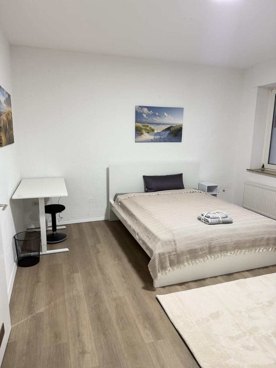 Bed, TV and multimedia, Living room, Photo of the whole room, Seating area, Bedroom