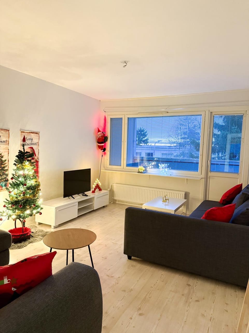 Communal lounge/ TV room, TV and multimedia, Living room, Seating area, Evening entertainment