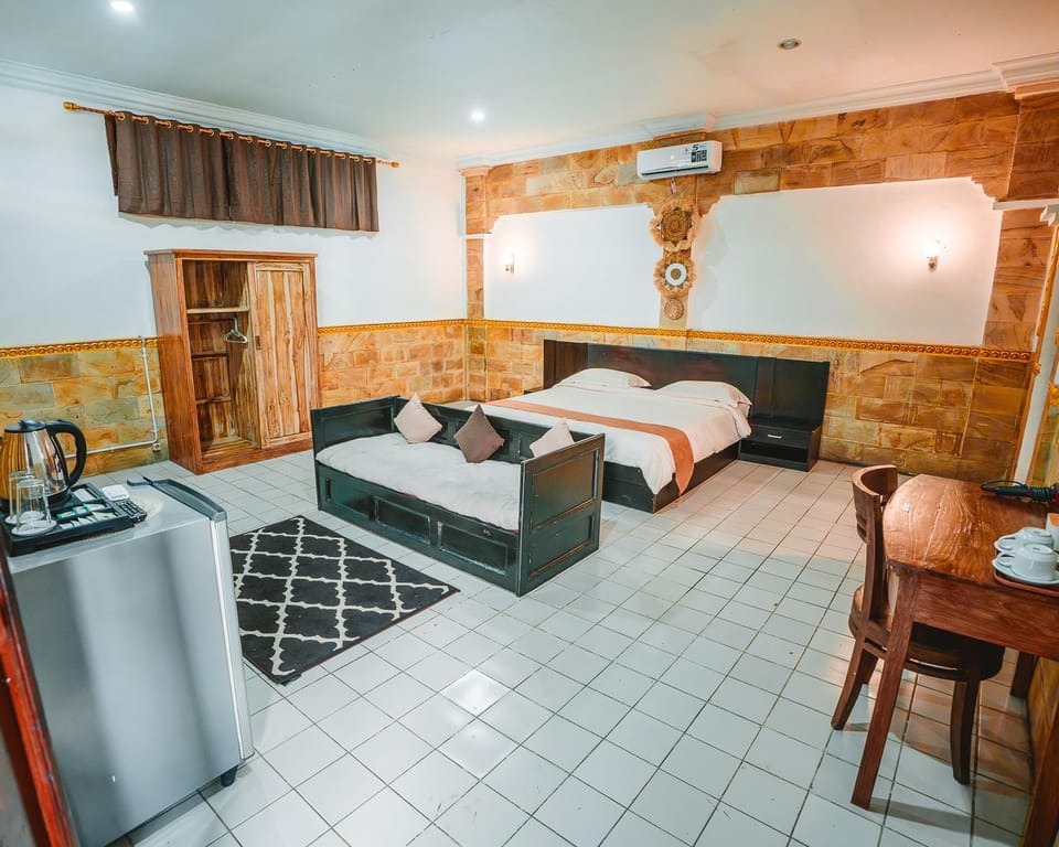 Bed, Photo of the whole room, Seating area, Bedroom, air conditioner