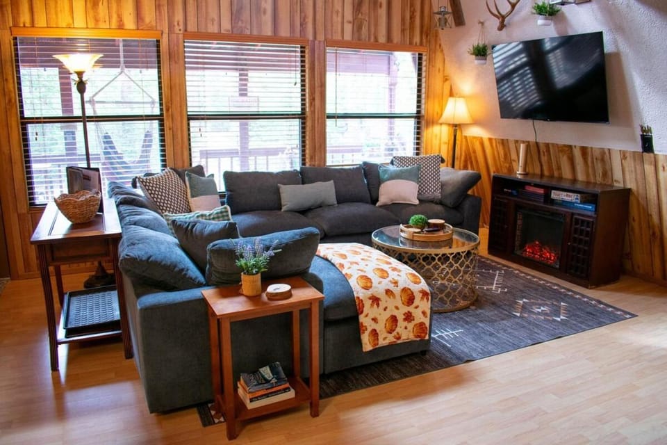 Communal lounge/ TV room, TV and multimedia, Living room, Seating area, Evening entertainment