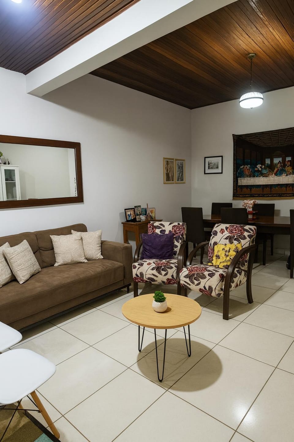 Living room, Food and drinks, Seating area, Dining area, Food