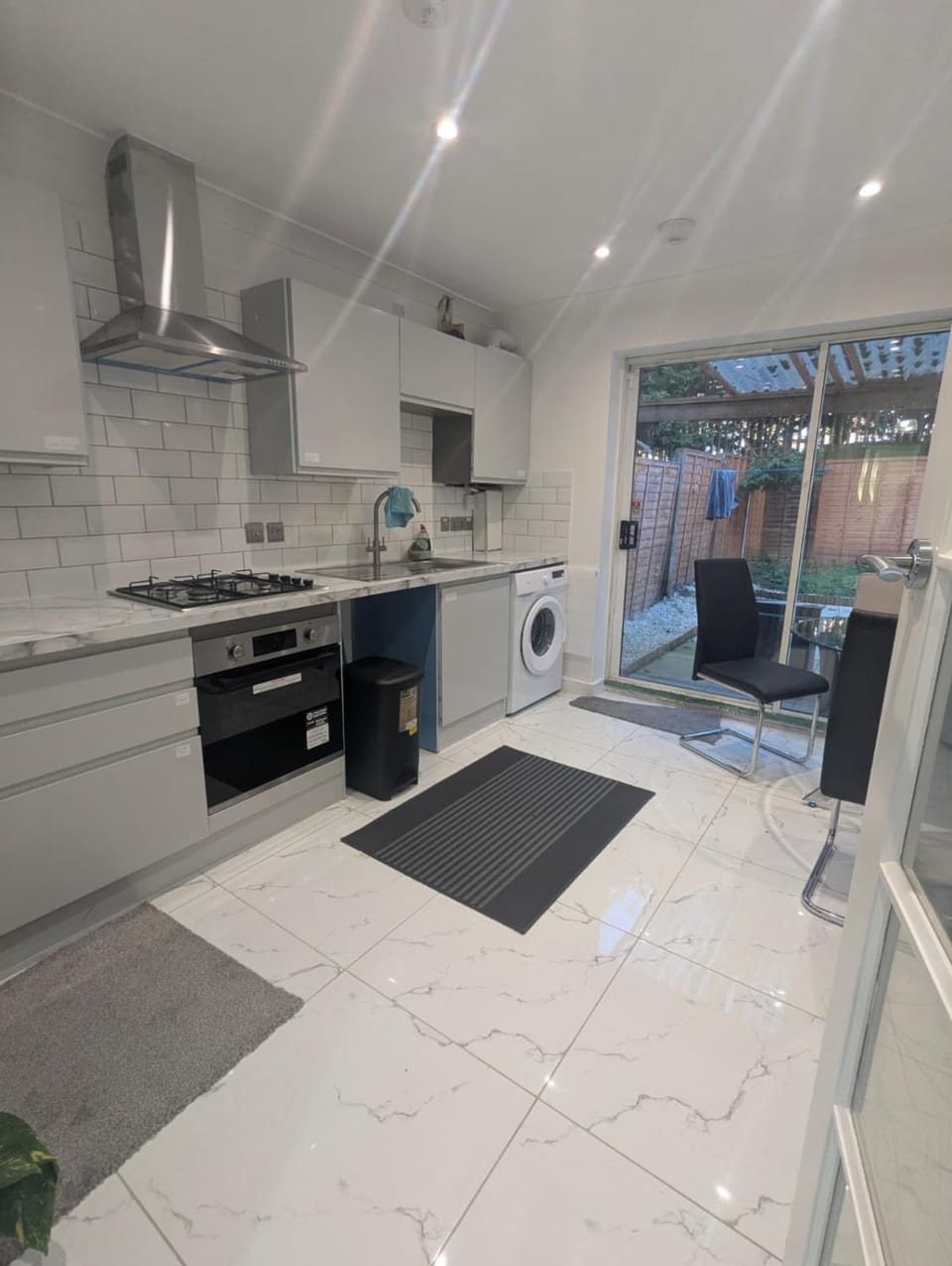 Kitchen or kitchenette, Dining area, oven, washing machine