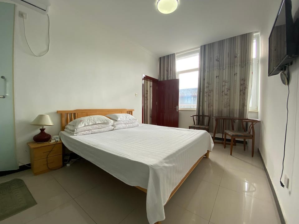 Communal lounge/ TV room, Bed, Bedroom