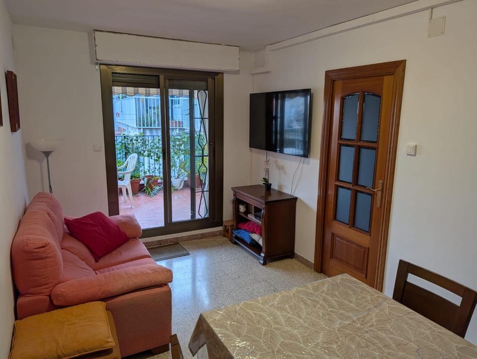 Communal lounge/ TV room, TV and multimedia, Living room, Seating area, Dining area