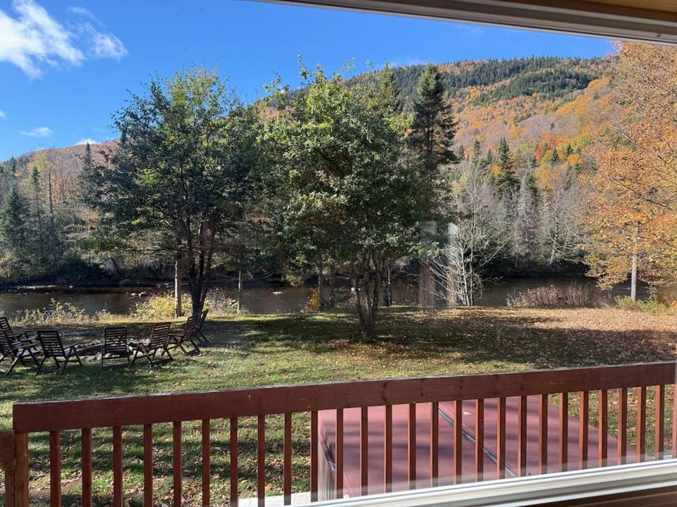 Le Nørda sur la rivière Vallée Bras du Nord Chalet in Quebec