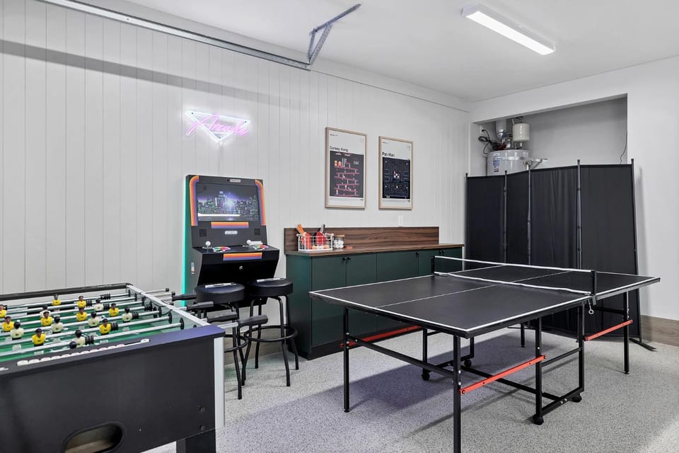 Modern 3BR Pecan Valley Townhome, Arcade, Hot Tub, Free EV Outlet, Near Zion National Park House in Hurricane