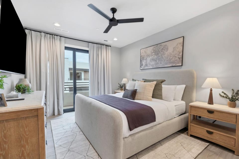 Modern 3BR Pecan Valley Townhome, Arcade, Hot Tub, Free EV Outlet, Near Zion National Park House in Hurricane