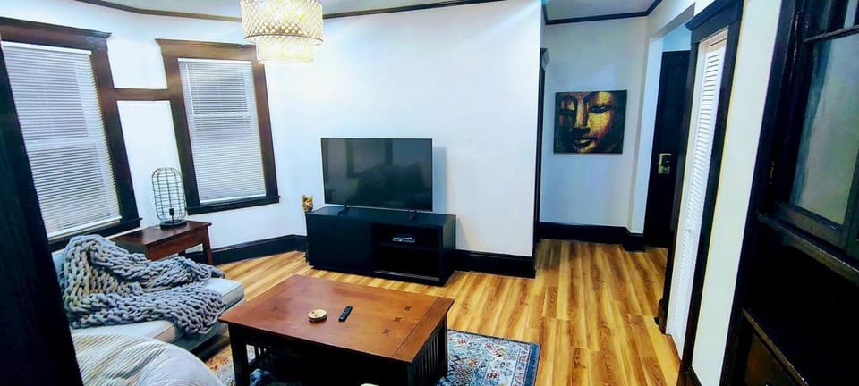 Cozy Classic with Queen Size Bed Apartment in Quincy