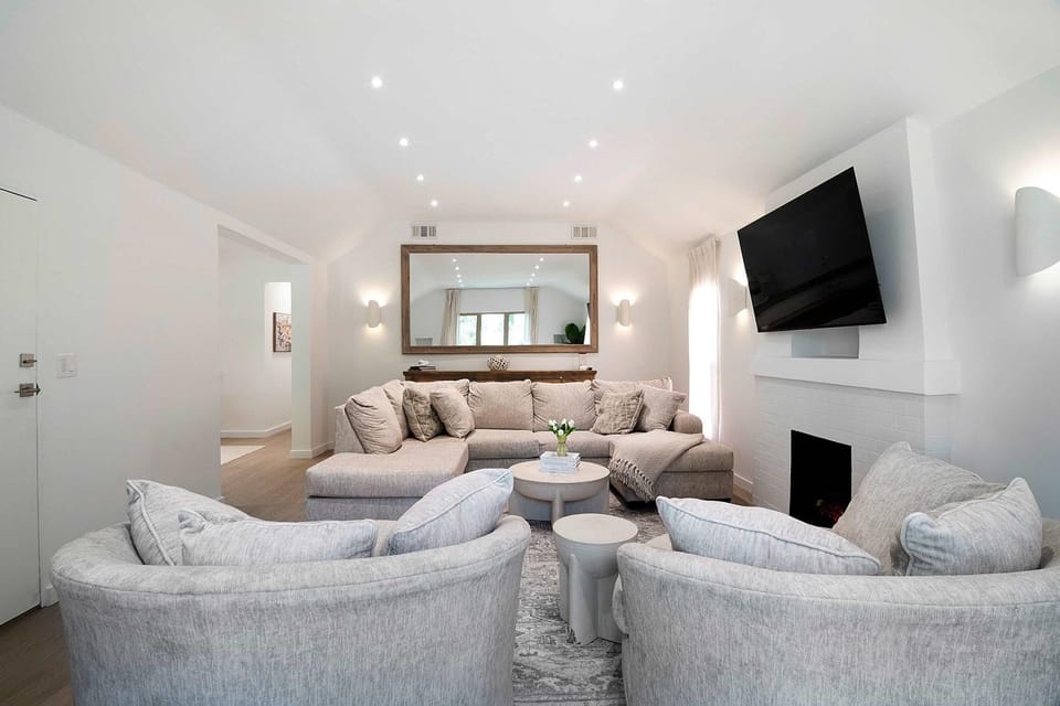 Remodeled 3-Bedroom Retreat in LA Apartment in Beverly Hills