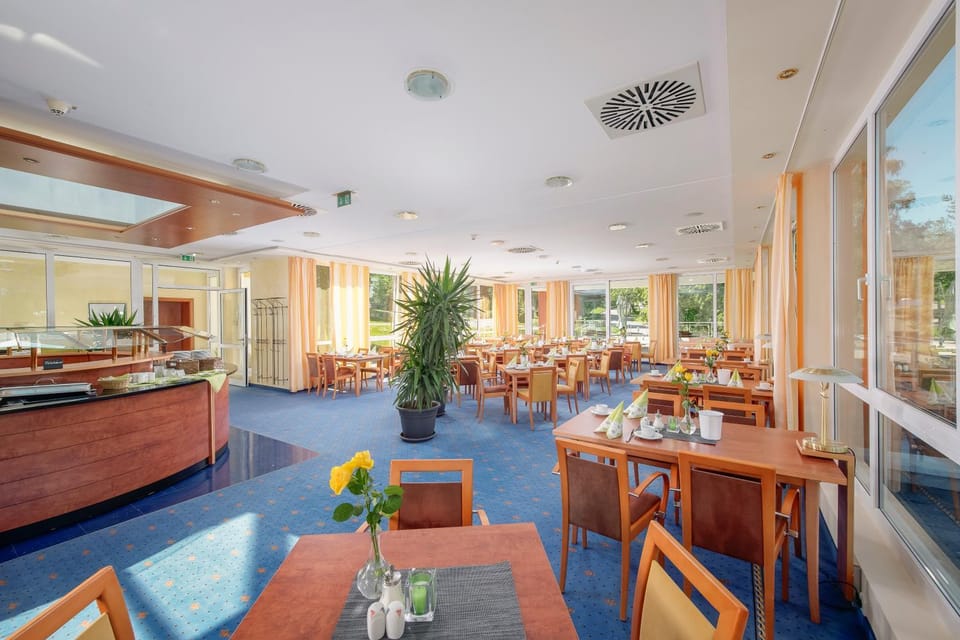 Restaurant/places to eat, Breakfast, Buffet breakfast