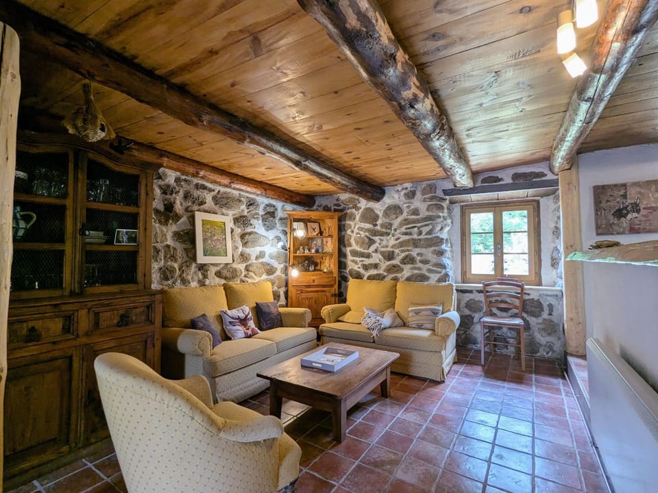 Gîte rénové pour 4 pers. avec accueil équin, Saint-Front - FR-1-582-538 House in Auvergne-Rhône-Alpes