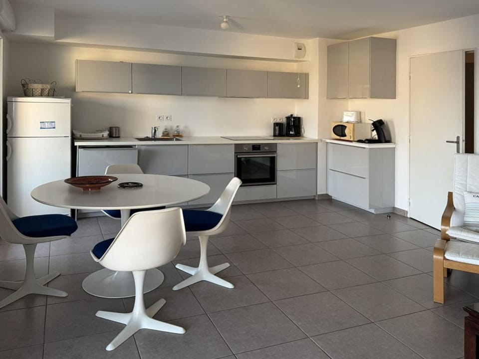 Appartement T3 pour 6 pers, balcon, parking, Le Lavandou - FR-1-803-96 Apartment in Le Lavandou