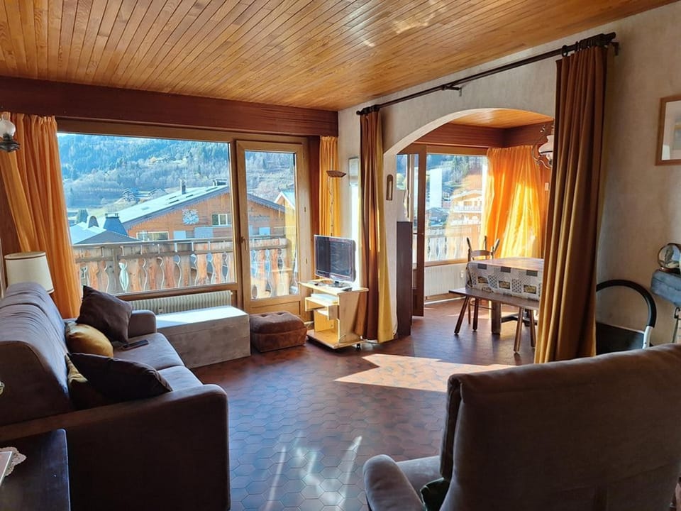 T2 agréable avec cheminée, balcon et parking aux Gets - FR-1-573-145 Apartment in Les Gets