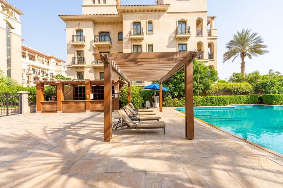 Swimming pool, sunbed