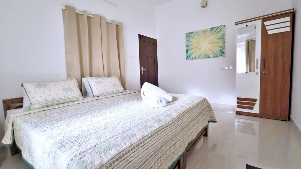 Bed, Decorative detail, Bedroom, wardrobe