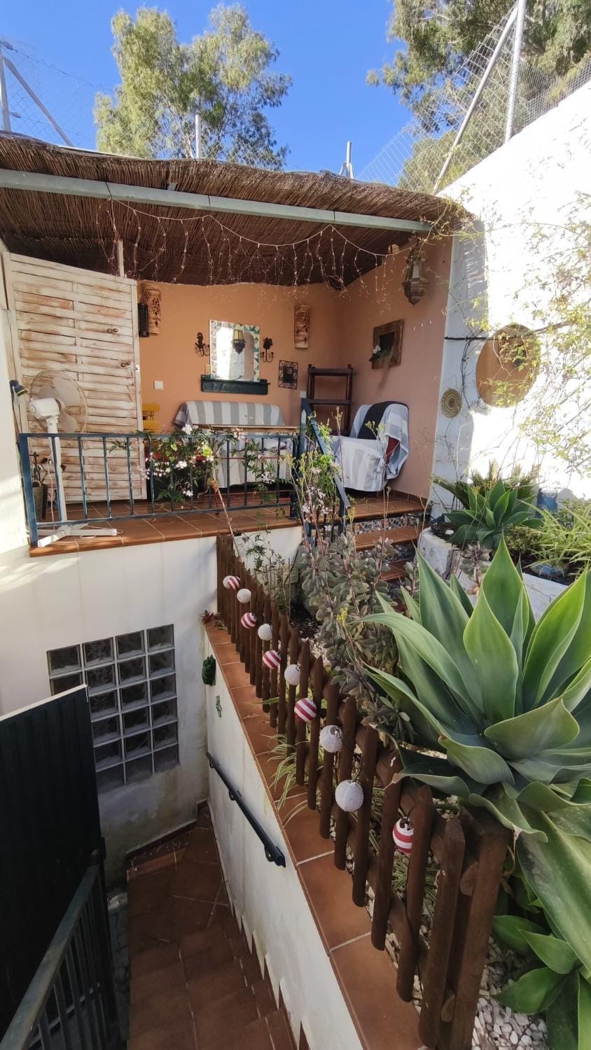 Property building, Patio, Day, Balcony/Terrace
