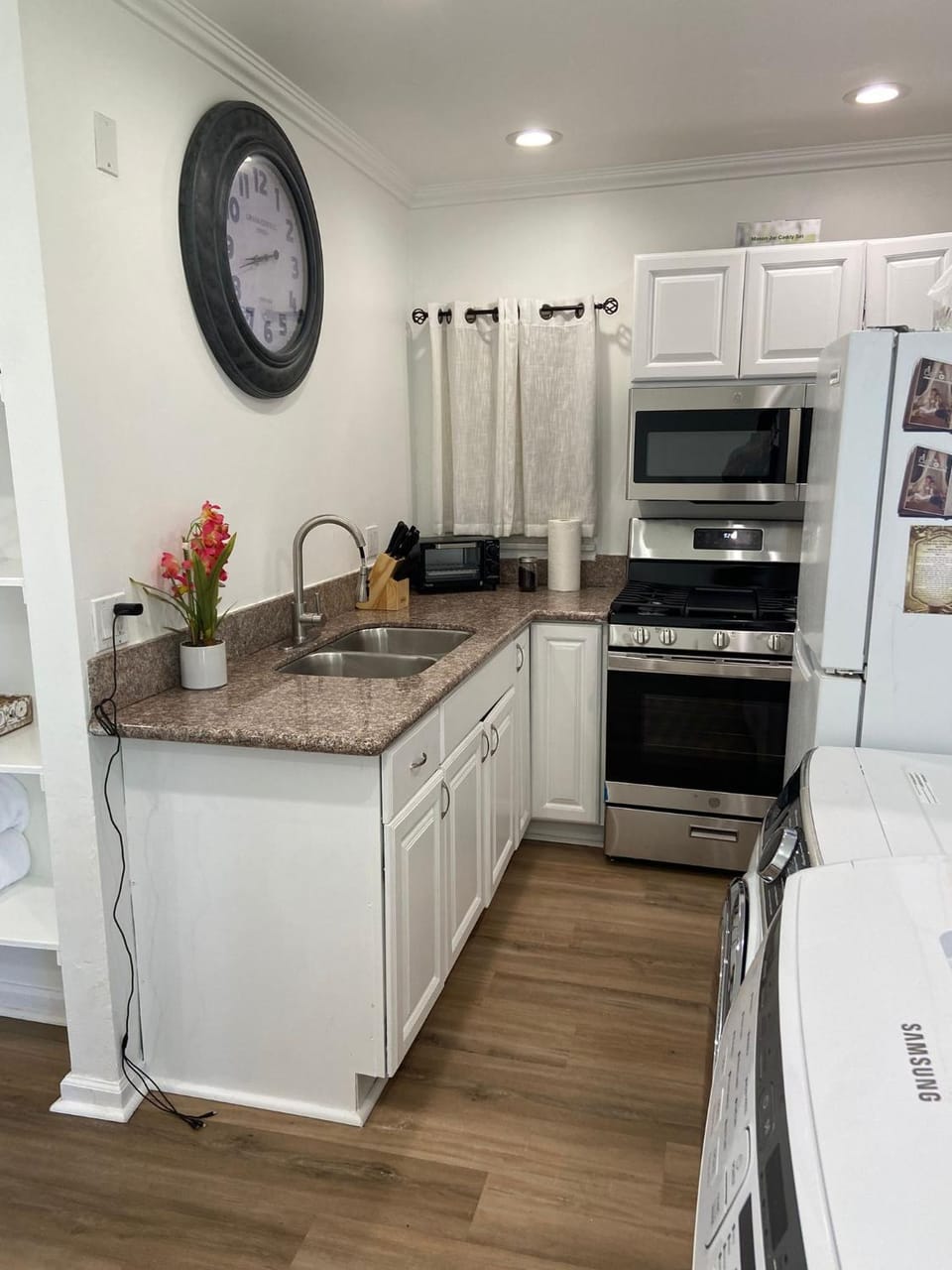 Kitchen or kitchenette, oven, pet friendly, stove
