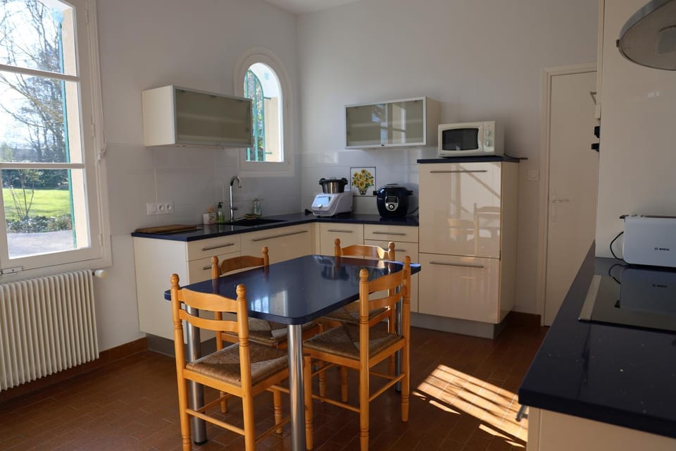 Coffee/tea facilities, Kitchen or kitchenette, Dining area, dishwasher, microwave, oven, stove, toaster