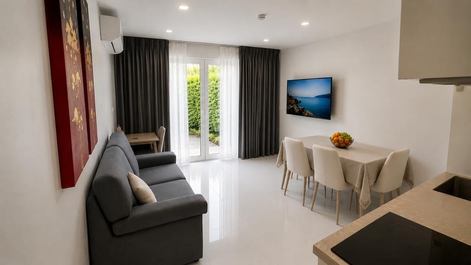TV and multimedia, Living room, Seating area, Dining area