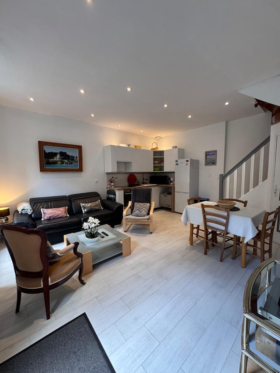Kitchen or kitchenette, Living room