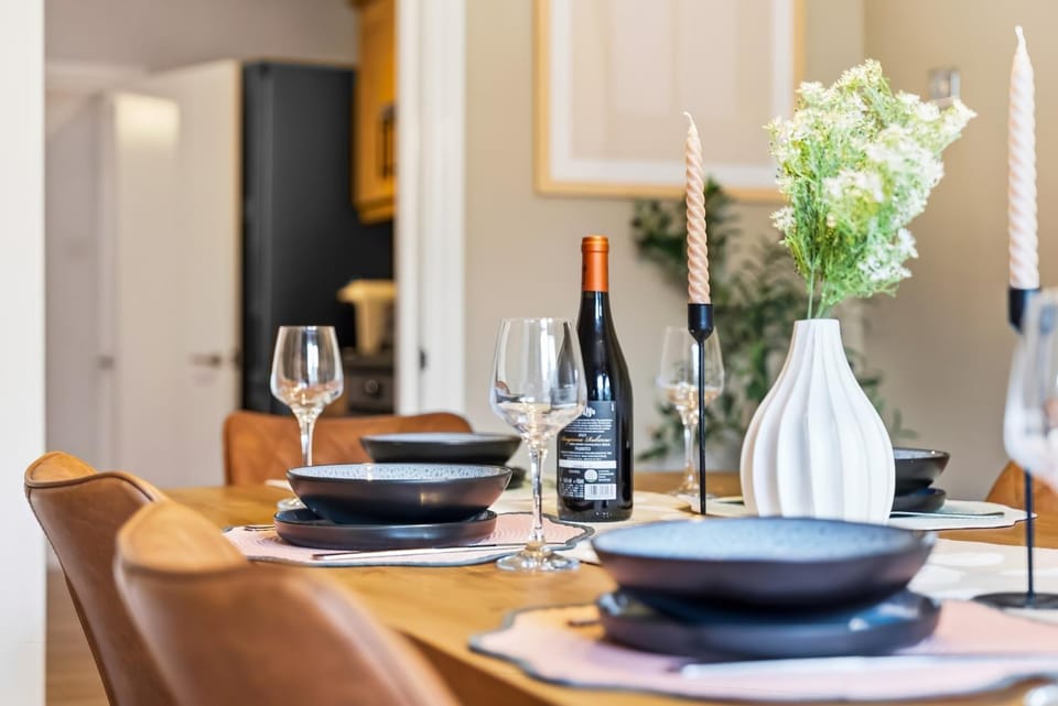 Food and drinks, Seating area, Dining area, Food