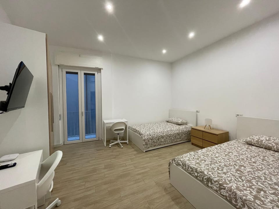 Bed, TV and multimedia, Photo of the whole room, Bedroom