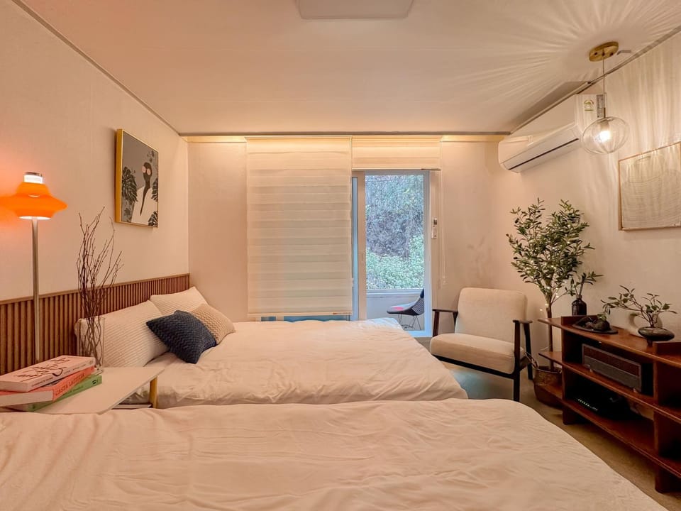 Bed, Bedroom, air conditioner